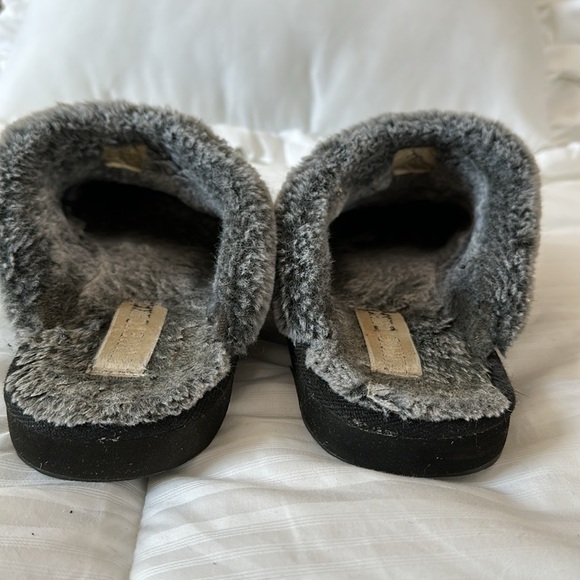 Comfy Minnetonka Slippers - 10 - Picture 8 of 10